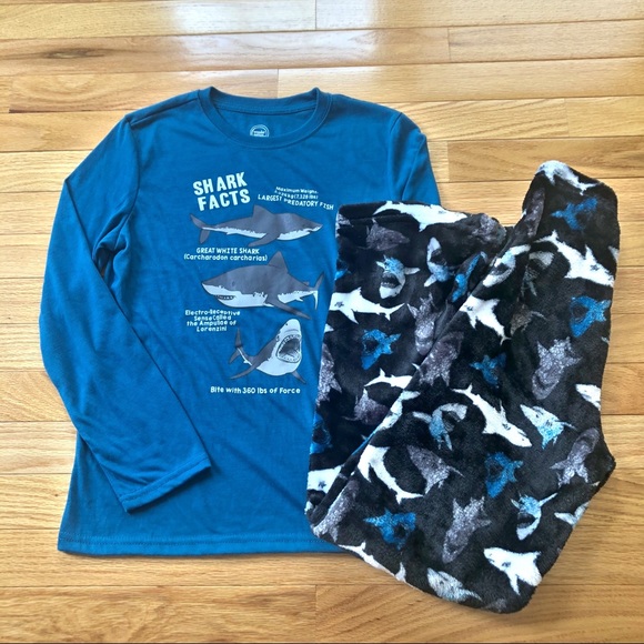 Wonder NationGlow In The Dark Shark Pajama Set